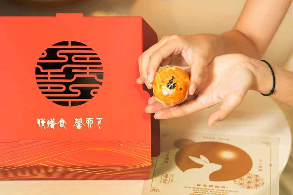 ▲膳馨中秋蛋黃酥禮盒開放預購，身為台菜名廚也是創辦人的鄭乃綱表示，蛋黃酥已是台灣糕餅的特色之一，來自台中正統的台灣味。（膳馨餐飲集團提供）