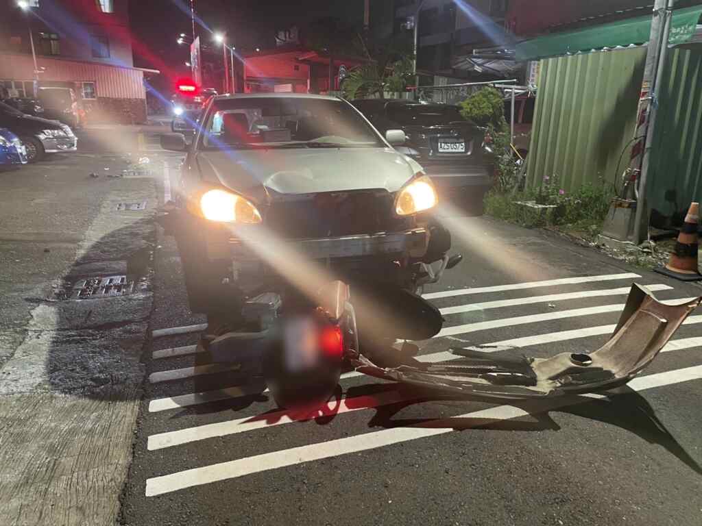 ▲驚悚車禍!高雄無號誌街口 騎士遭轎車撞飛送醫。(圖:記者洪瑞麟翻攝)