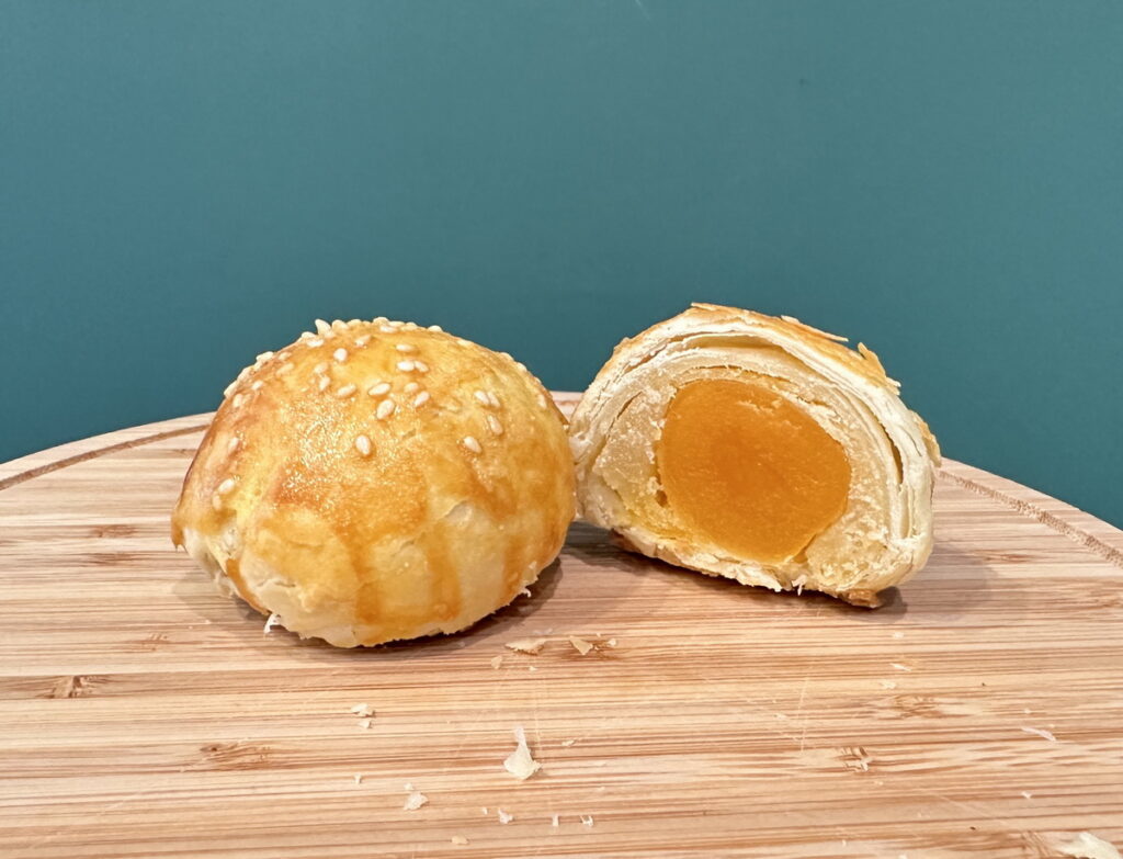 以澳洲特級初榨橄欖油取代豬油製作的低卡健康蛋黃酥(綠豆口味)