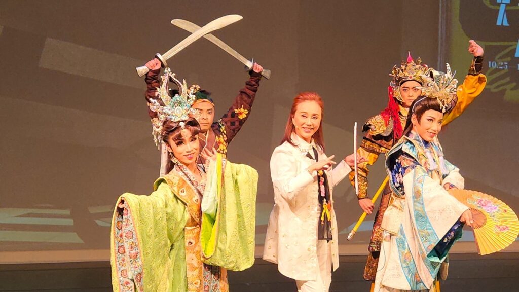 明華園總團文學跨界作品《散戲》,孫翠鳳與演員王彣、王彤、楊政憲、何思佑,現場精彩片段演出。(圖/陳惠玲攝影)