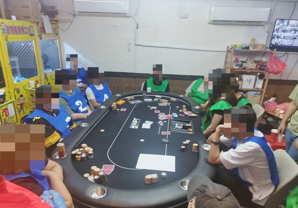 娃娃機店暗藏德州撲克 土城警強力攻堅破賭場 240 248240826a03