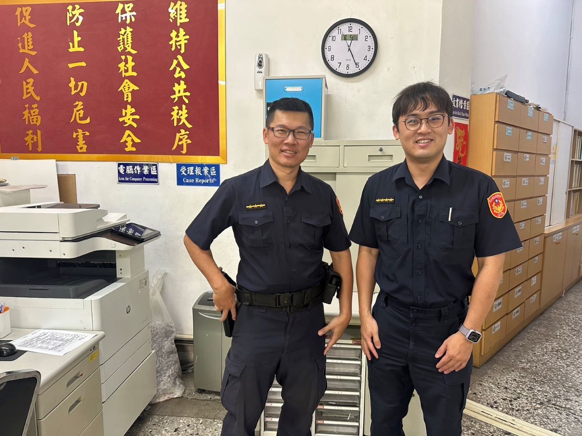 大湖派出所警員王勇智(左)、副所長周俊谷(右)。(記者薛秀蓮翻攝)
