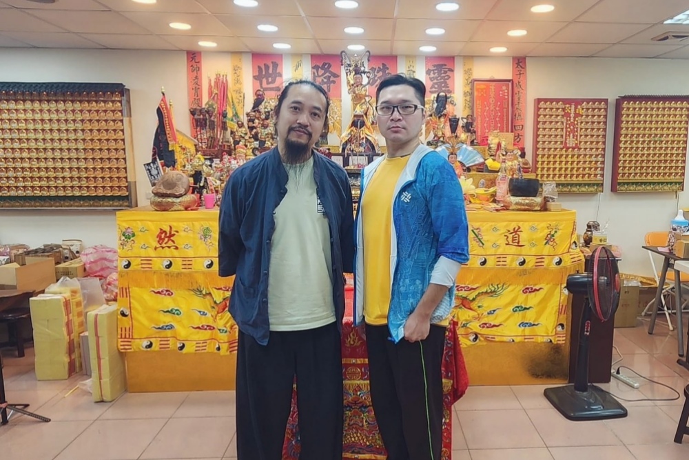 香港驅魔大師陳法齊跟大羅府李奇峰老師合影。(圖/陳法齊提供)