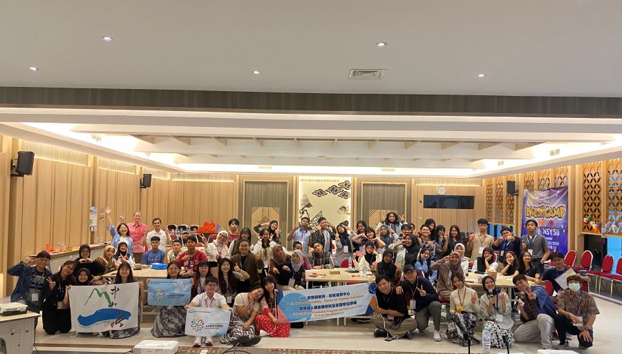 ▲布勞爪哇大學校園內舉辦的兩日全英語營隊，所有師資生、印尼大學生學伴與學員們的結業式合影（記者王雯玲翻攝）