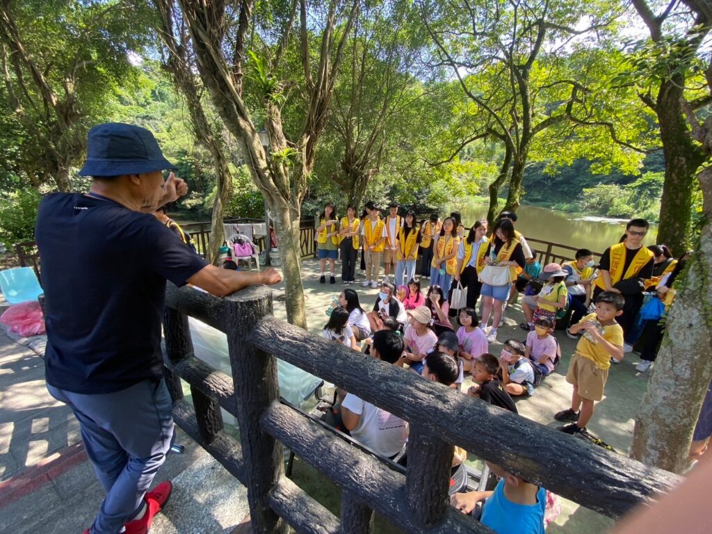 舒瑞利里長帶領五福社區環保志工宣導「垃圾不落地社區更美麗」