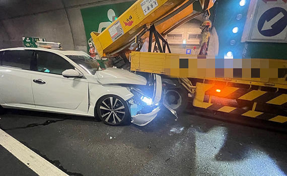 蘇花改自小客追撞工程防撞車 駕駛及乘客受傷送醫