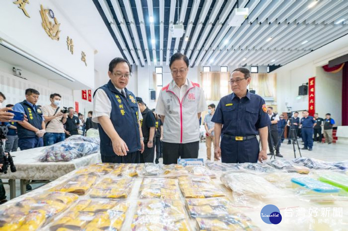 張市長檢視相關物證。
