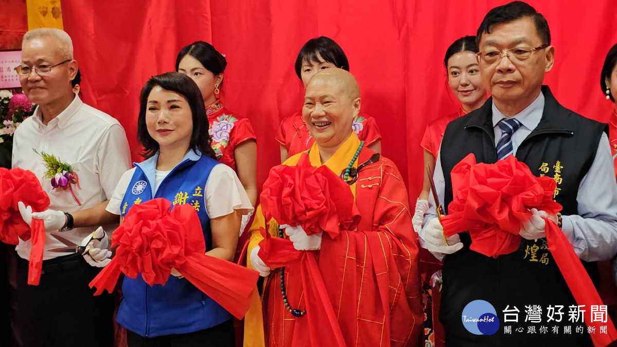 覺行弘法中心佛像開光大典法會,特禮請世界佛教總部副主席釋證達教尊(中)主法、民政局局長姜湟淋(右)、永康區長李皇興等貴賓舉行佛像開光、剪綵揭布。