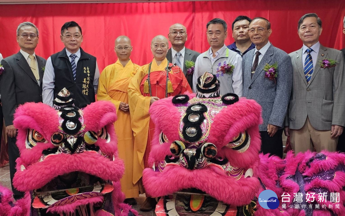 世界佛教總部副主席釋證達教尊(中)主法、民政局局長姜湟淋(左二)、永康區長李皇興、佛光山大學系統副總校長林聰明等貴賓舉行佛像開光、舞獅剪綵。<br /><br /> <br /><br />