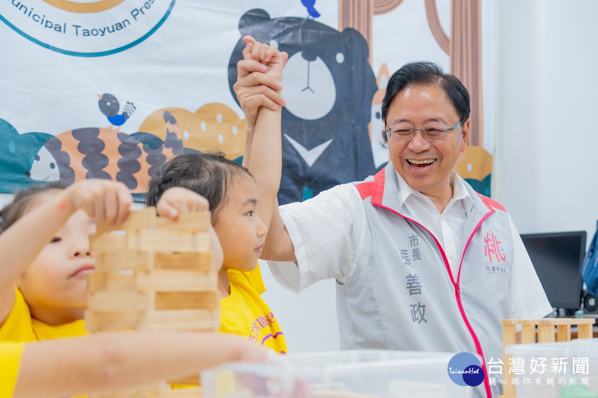 桃園市長張善政出席桃園市立桃園幼兒園落成啟用,與小朋友互動。<br /><br />