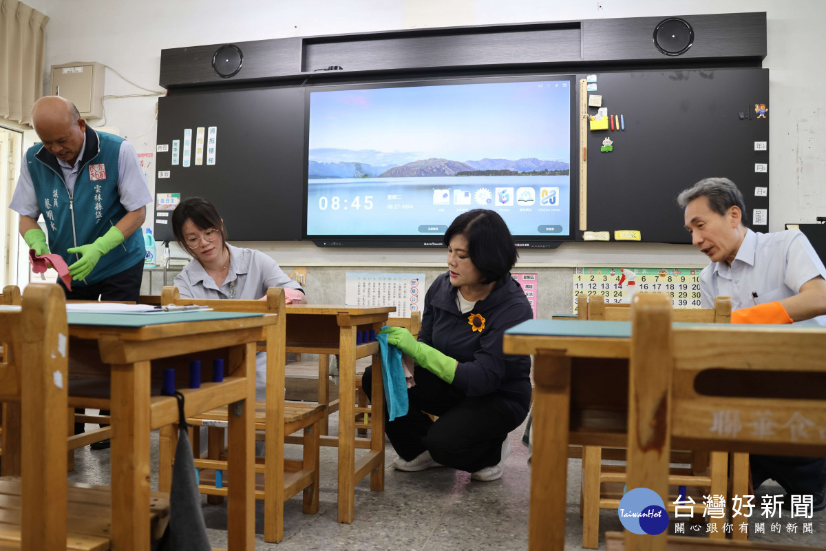 為徹底杜絕登革熱疫情入侵，雲林縣學校開學前全面進行校園環境消毒清潔工作，縣長張麗善今天前往元長鄉元長國小了解開學前校園環境清消準備狀況／翻攝照片