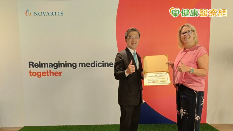 台灣諾華積極培養醫藥行銷人才 總裁麥芳蘭Fran Milnes獲頒榮譽MR認證