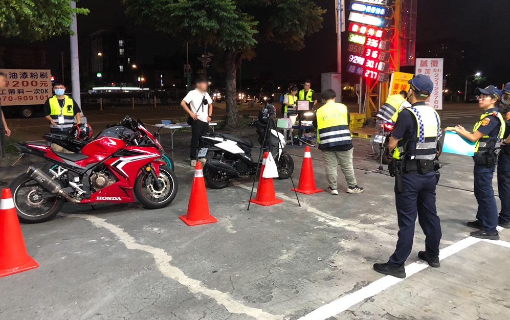▲圖說:中警三分局日前執行噪音改裝車聯合稽查,共開出14張罰單 (圖/台中市政府 提供)