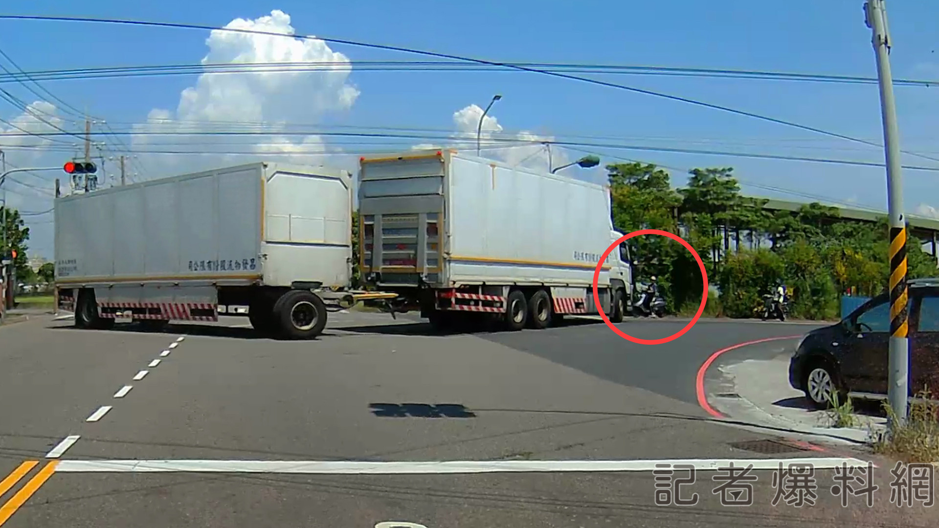 ▲台南大車迴轉險撞騎士,交通大堵塞(圖/記者王俊勝 翻攝)