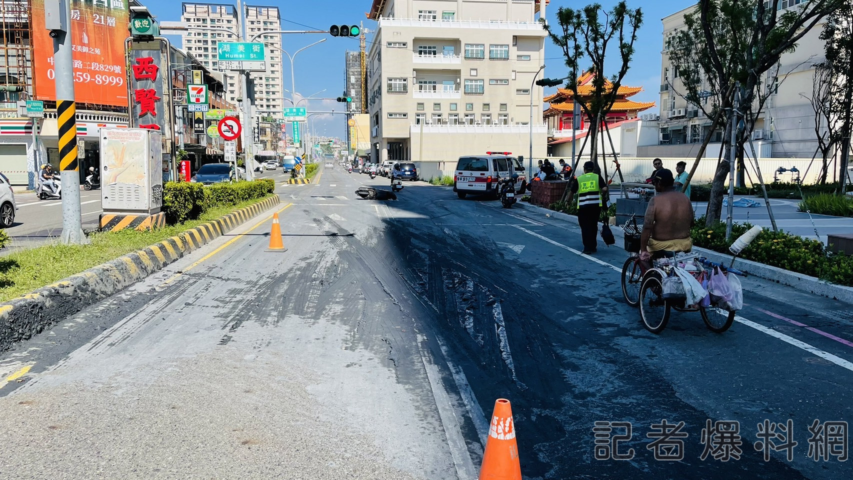 ▲台南聯結車釀禍!淤泥噴滿地2騎士慘摔、轎車受波及(圖/記者王俊勝 翻攝)