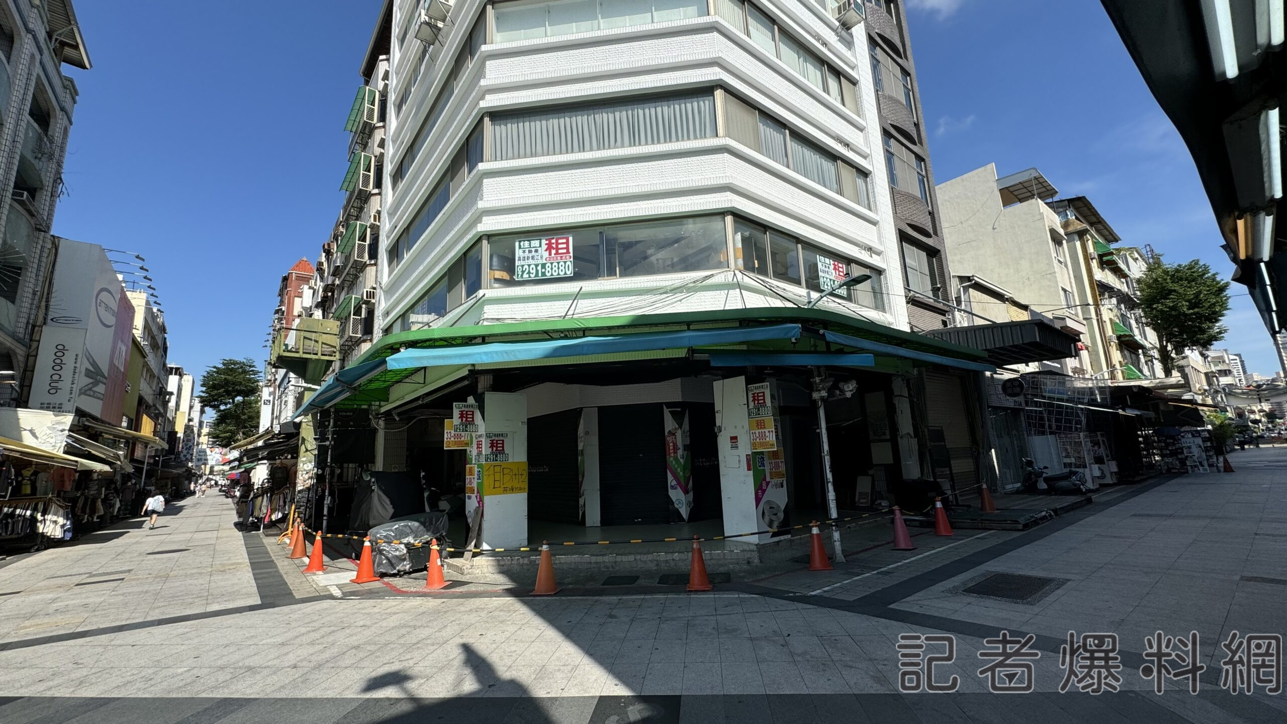 ▲新崛江三角窗店面,業主出租3層樓百坪,月租金26.9萬,挨批「不食人間煙火」。(圖/記者金東天攝)