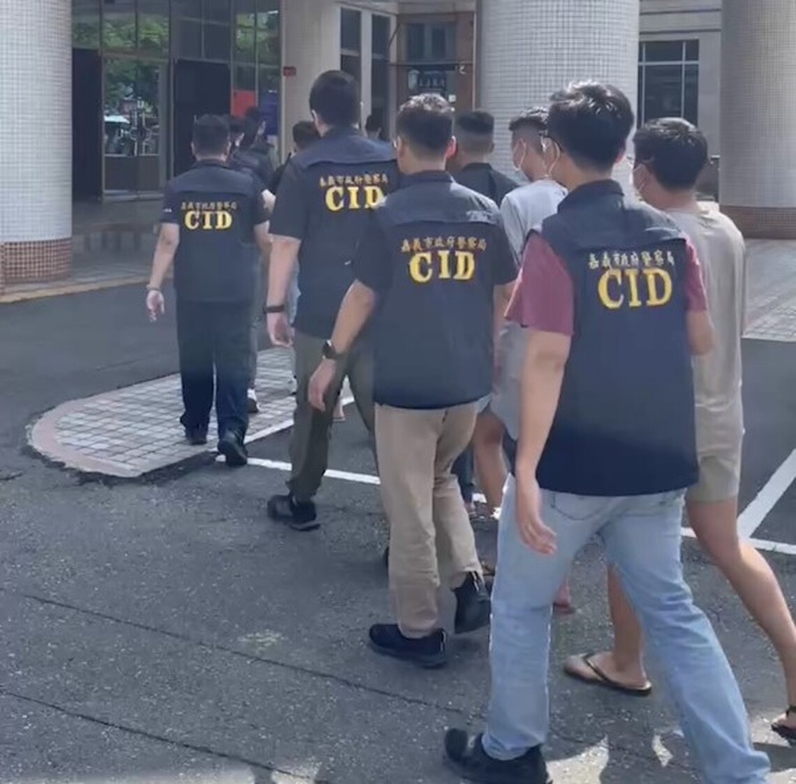 叫傳播起口角 網路嗆聲演變街頭鬥毆 嘉義市警局第一分局逮13人送辦