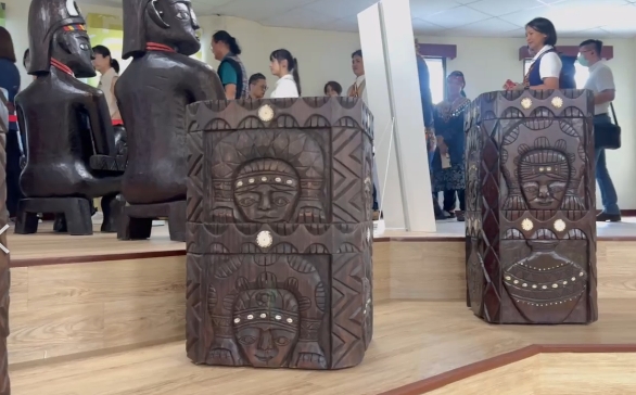 ▲大師花一生心血親手製作的木雕藝術品非常感動(記者李堂安翻攝)