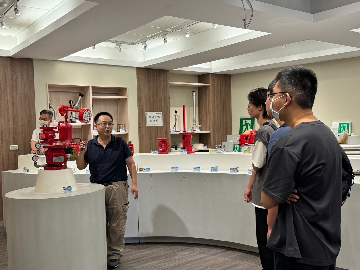 ▲家長與新生參觀大葉大學消防設備展示室。(記者張溎壕攝)