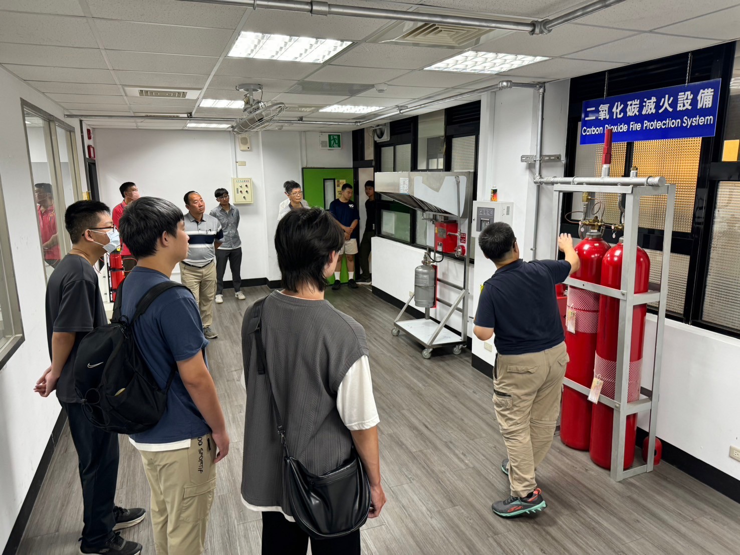 ▲家長與新生參觀大葉大學氣體滅火設備實驗室。（記者張溎壕攝）