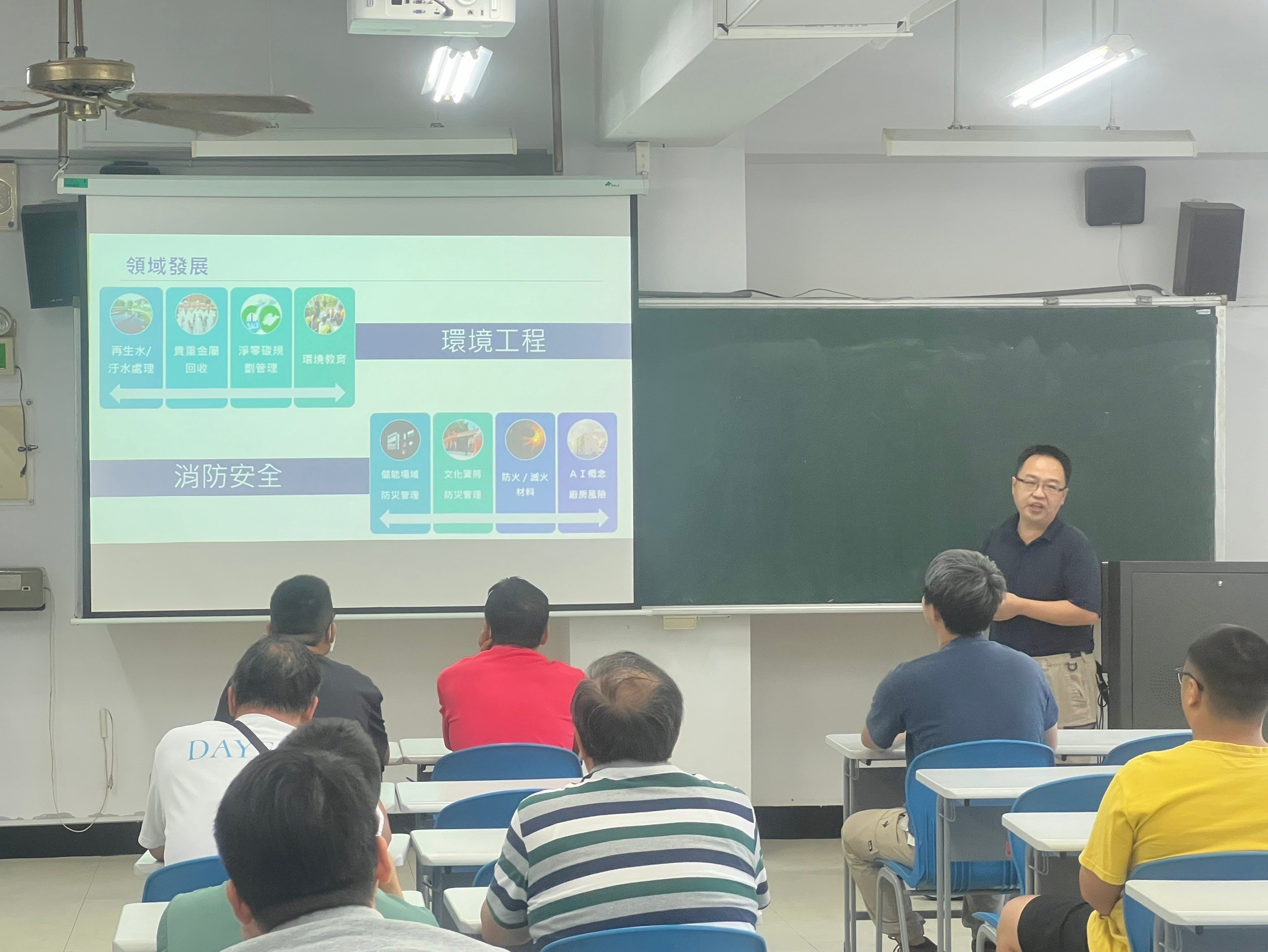 ▲大葉大學環工系、消防學程周中祺主任歡迎家長與新生。（記者張溎壕攝）