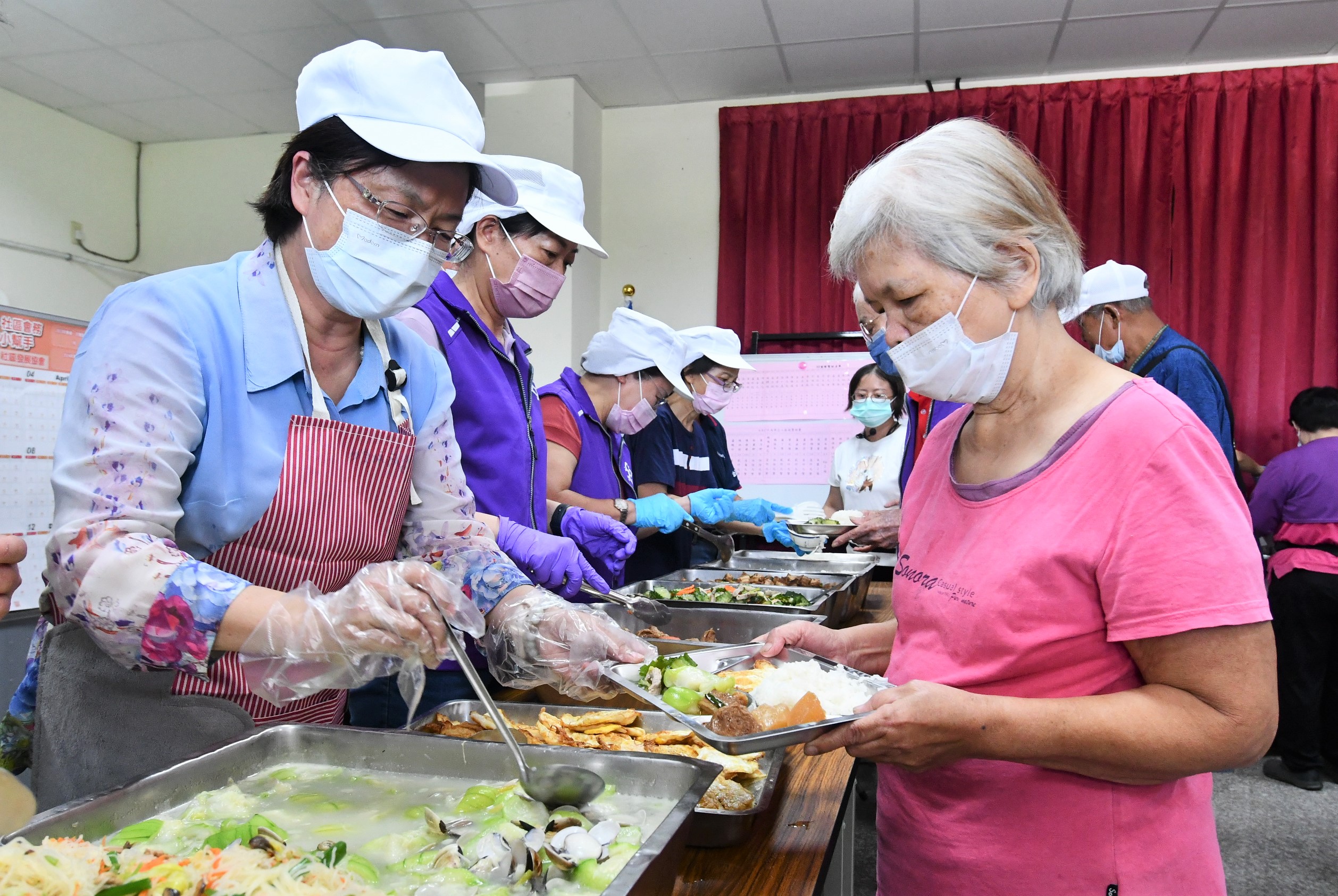 ▲永靖鄉四芳社區成立照顧關懷據點，成了彰化縣內第349個關懷據點，縣長王惠美前往揭贈牌慶賀，也為社區關懷據點加菜。（記者張溎壕攝）