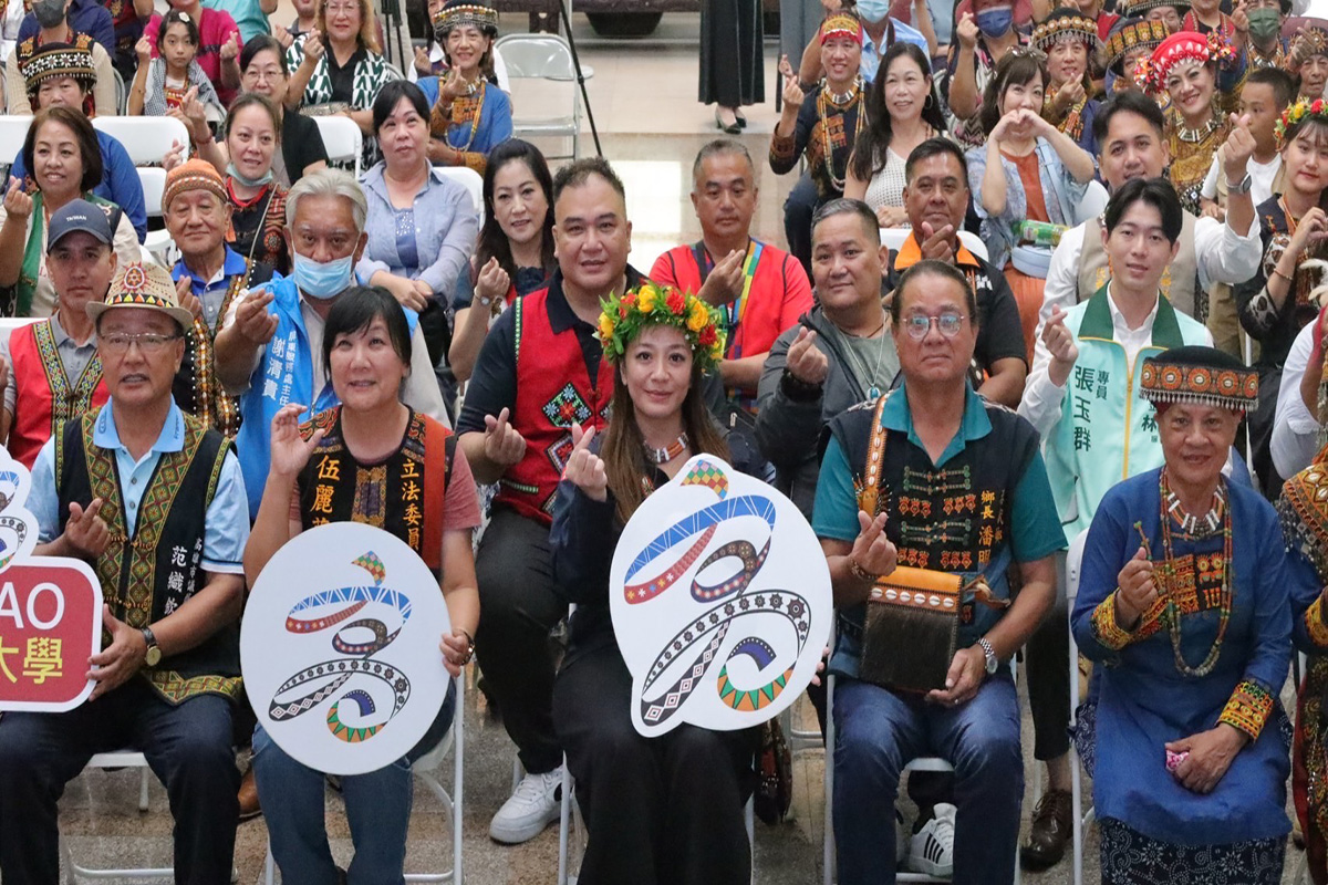 ▲高雄市原民會主委阿布斯、立委伍麗華等合影。(圖/創新聞記者朱星明翻攝)