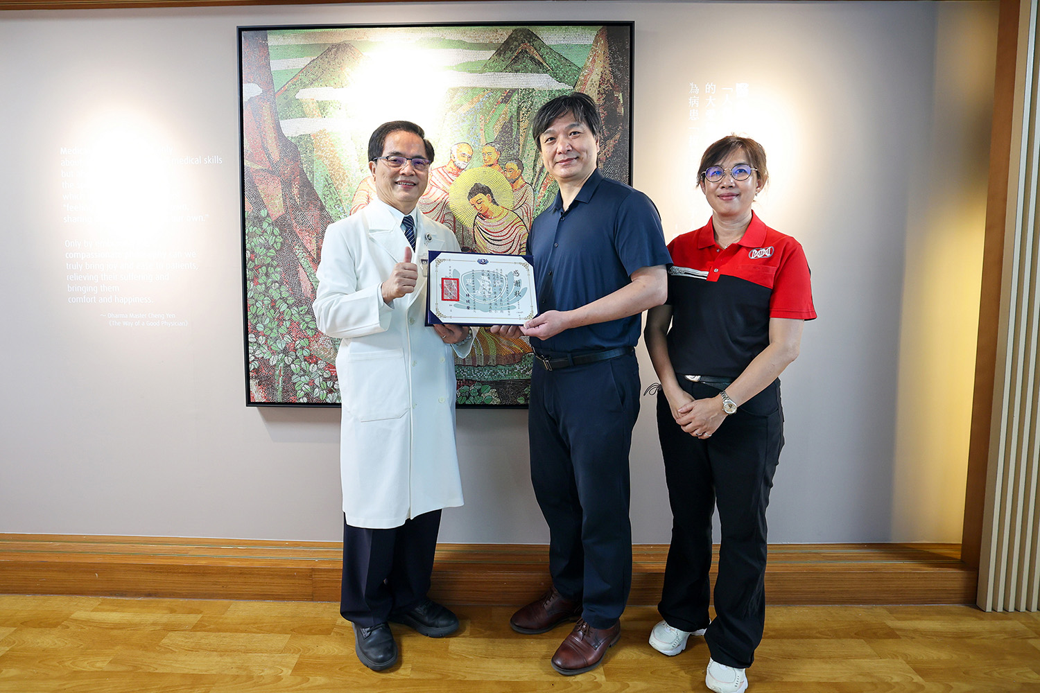 花蓮慈院林欣榮院長(左)頒發感謝狀,向通用幹細胞董事長蘇鴻麟(中)教授及團隊致意。