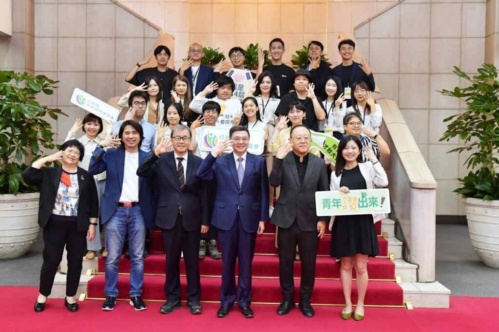 ▲卓揆首次主持行政院青諮會,設立「百億青年海外圓夢基金」,培養各領域青年人才 。(新傳處提供)