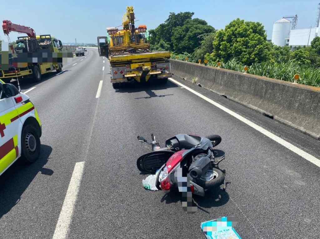 ▲機車誤闖國道1號頭份路段挨撞送醫,國道警方籲用路人遵守交通規則。(民眾提供)