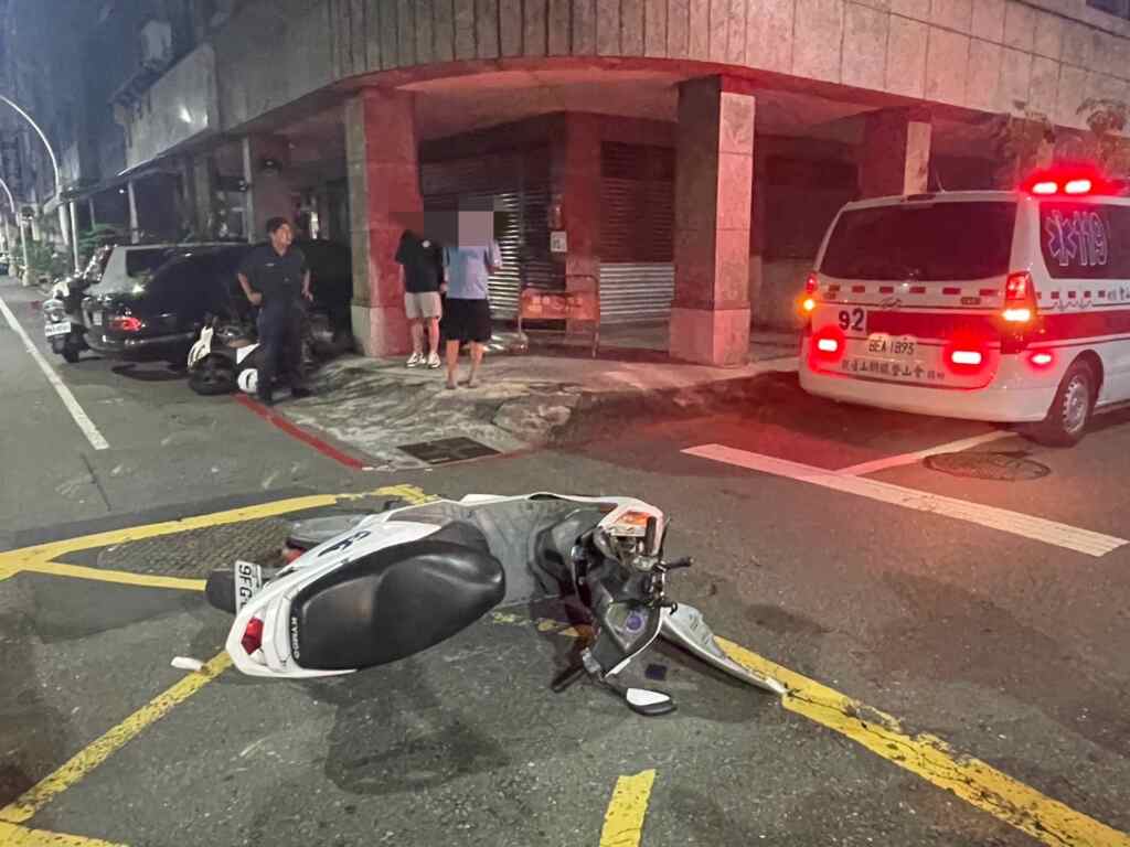 ▲鹽埕新樂街與莒光街口 騎士慘摔畫面曝!(民眾提供)