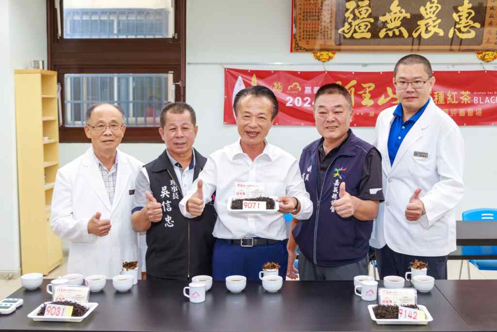 「2024年小葉種紅茶優良茶競賽」由嘉義縣政府主辦、梅山鄉農會承辦已邁入第六屆,參加競賽茶葉共計218點(每點8台斤),於8月17日繳茶時即由農糧署南區分署及縣府隨機取樣檢測農藥殘留,均符合衛生機關所訂定標準,今(27)日競賽成績出爐,由阿里山鄉林士評蟬聯特等獎。