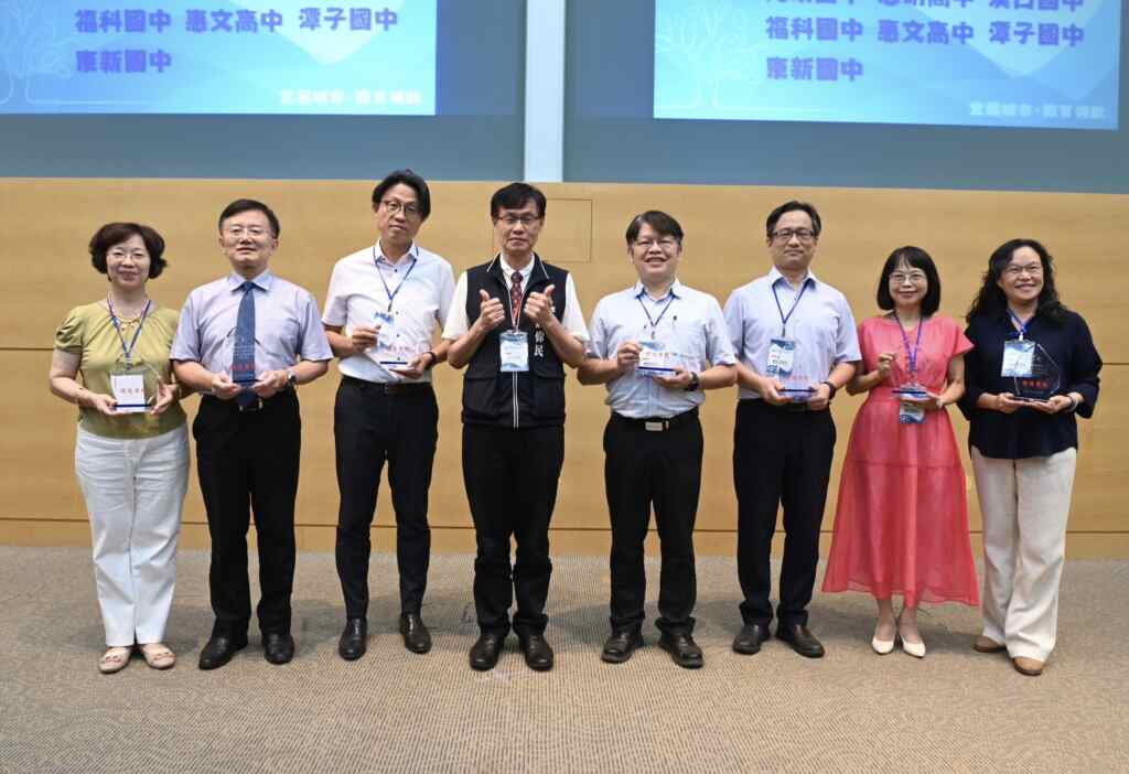 ▲績優學校受獎。（記者廖妙茜翻攝）