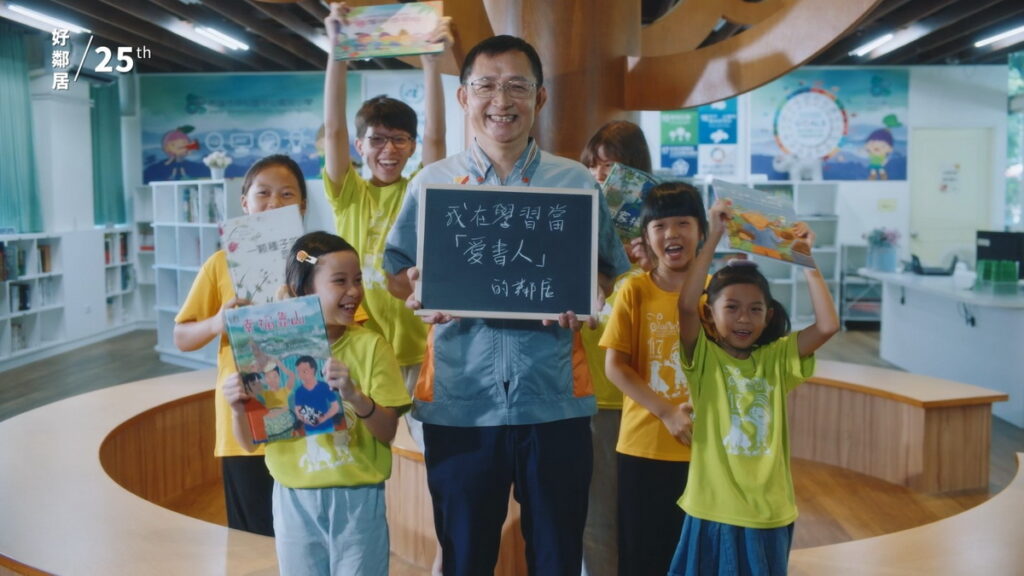 高雄新甲仙門市林德和店經理發想閱讀集點活動，陪災民與孩童走過八八風災艱難的重建之路，走出門市更走進居民生活