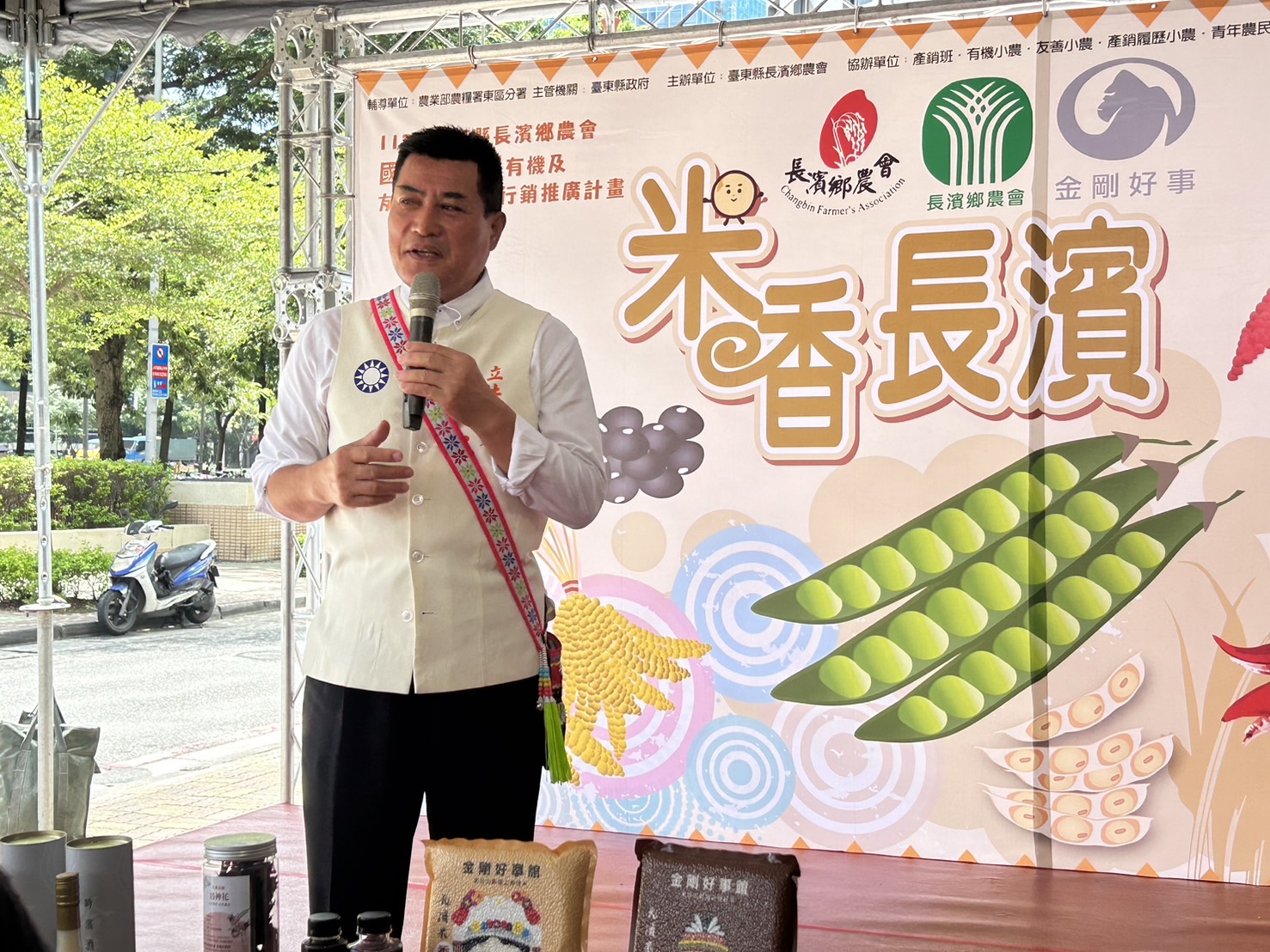 黃仁指出，由於0403花蓮大地震造成許多花東在地農特產、雜糧、水果貨都出不去，嚴重影響農民收益。(記者包克明 攝)