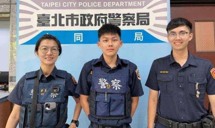 寧夏路派出所(左起)警員蔡嘉瑩、實習生陳鉦憲、警員李奕勳接獲報案迅速趕赴現場進行處理。(記者 黃荷琇翻攝)