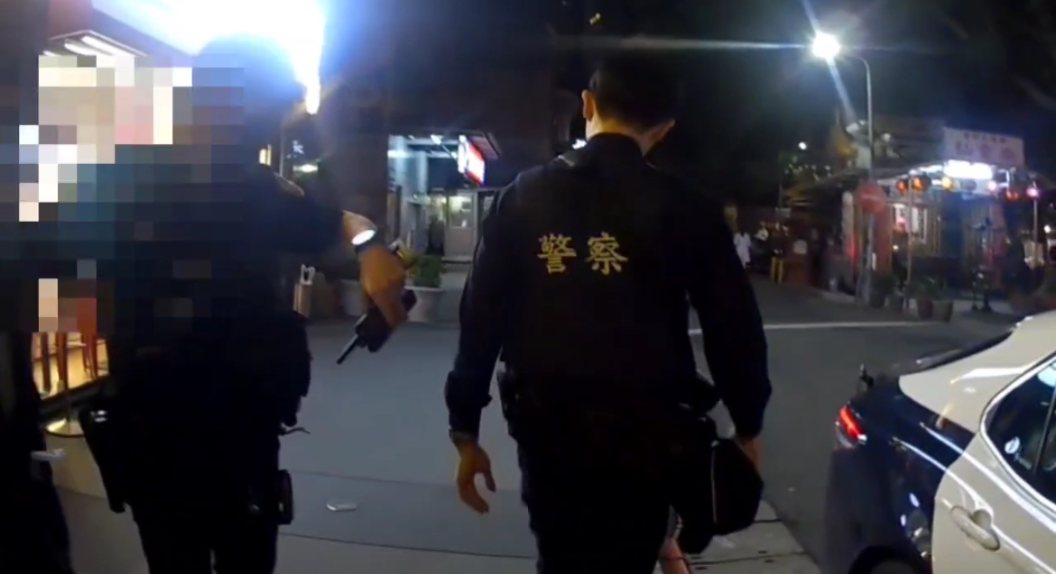 警方將印度籍男子帶返勤務處所查證。(記者徐煜勝翻攝)