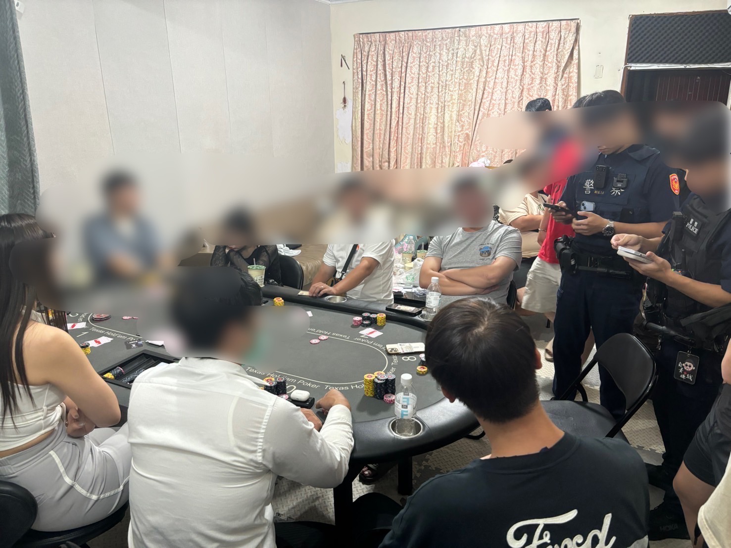 大安分局新生南路派出所員警查獲德州撲克職業賭場。(記者徐煜勝翻攝)