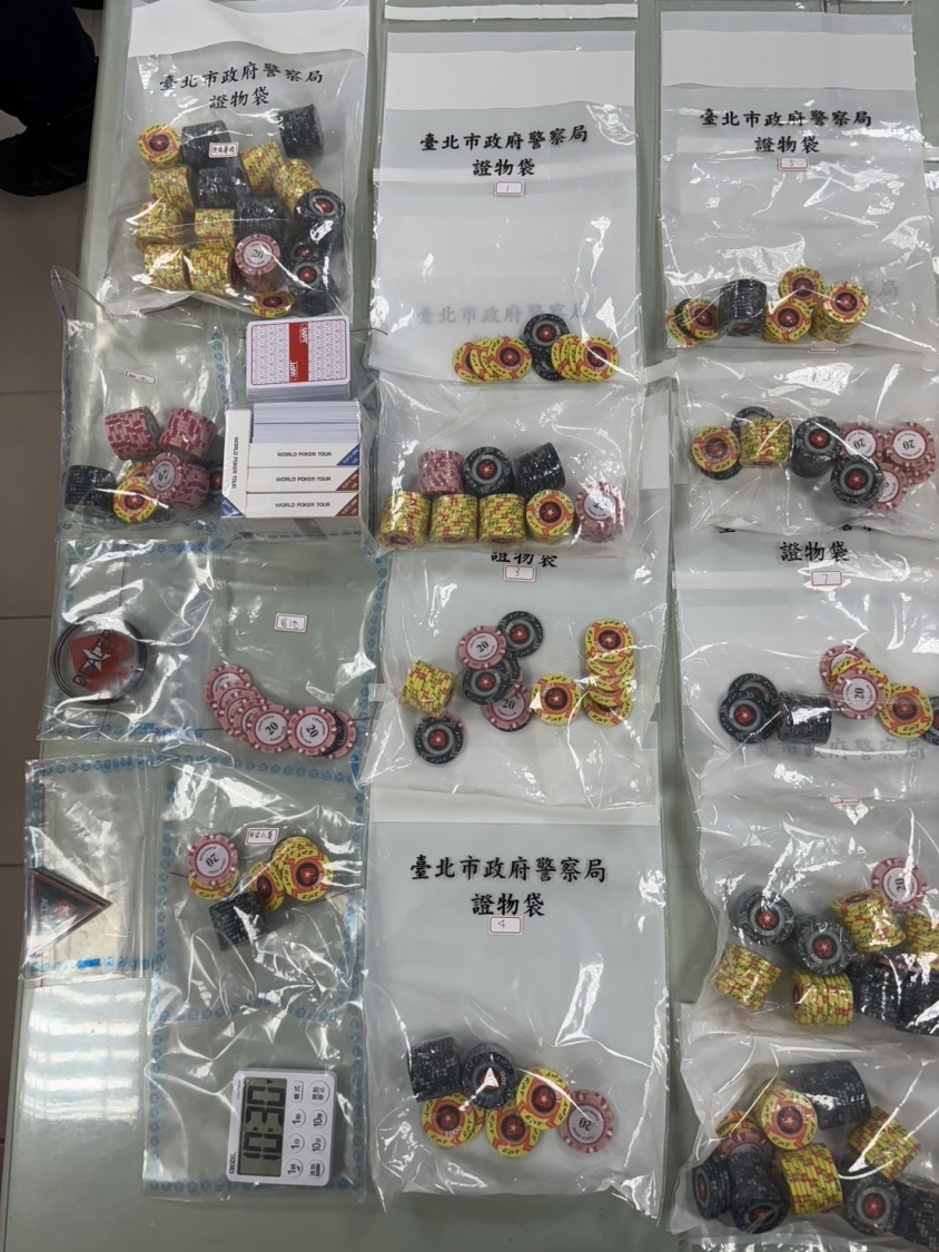 警方查扣籌碼等證物。(記者徐煜勝翻攝)