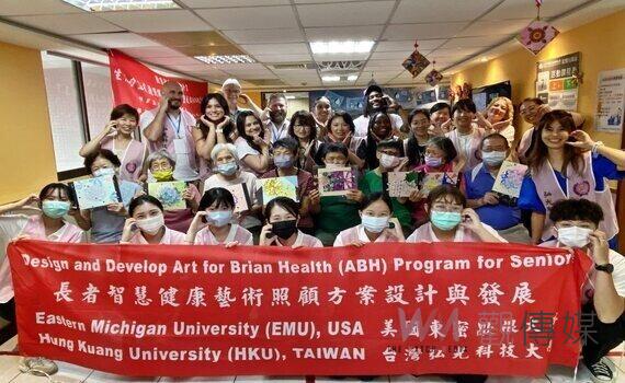 銀青共學!弘光科大攜美東密西根大學 伴台灣長者「鬥陣」創作真趣味