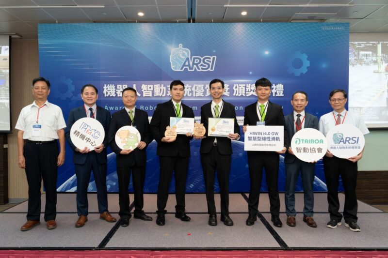 圖說:評審委員 蔡志成教授(左1)、PMC莊大立董事長(左2)、HIWIN 團隊、TAIROA陳政興 副理事長(右2)、TAIROA 黃漢邦 名譽理事長(右1)。