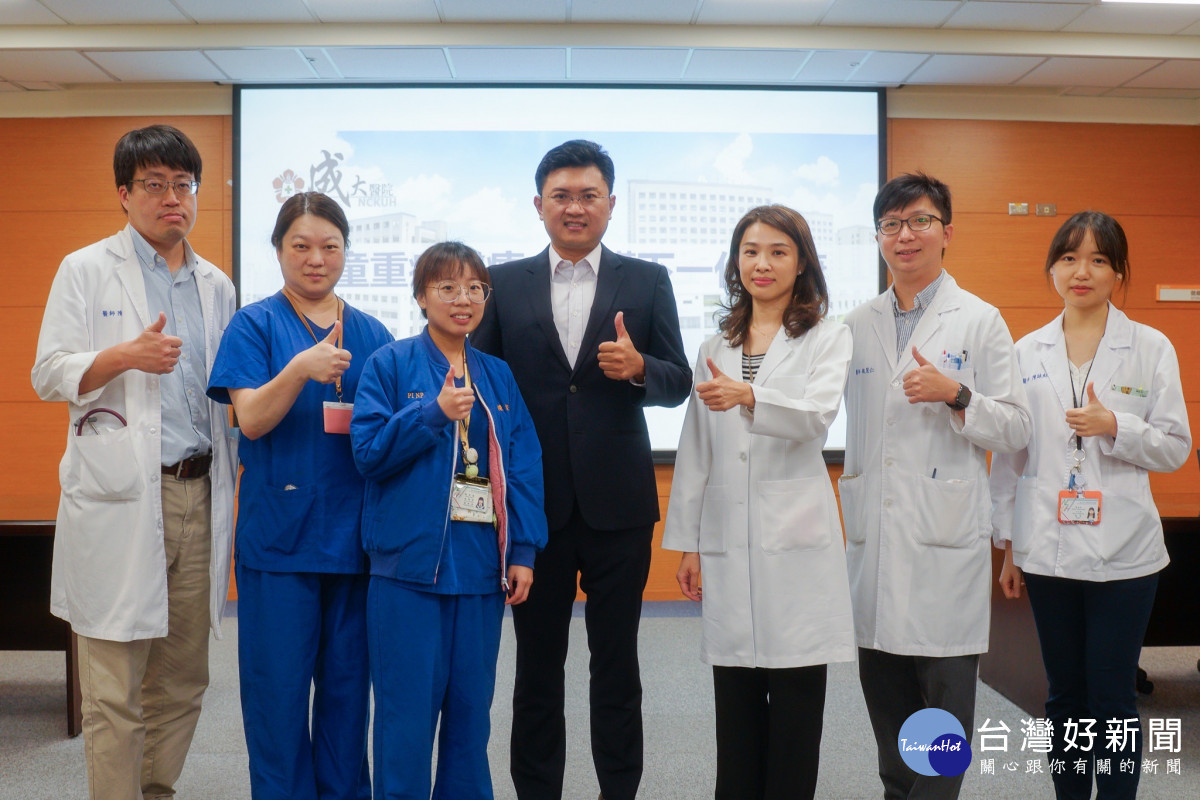 左起：小兒腎臟科陳致嘉醫師、邱淑萍 專科護理師、陳家誼專科護理師、病童父親 姚先生、小兒感染科主任沈靜芬醫師、小兒心臟科魏昱仁醫師、小兒部陳詠虹醫師