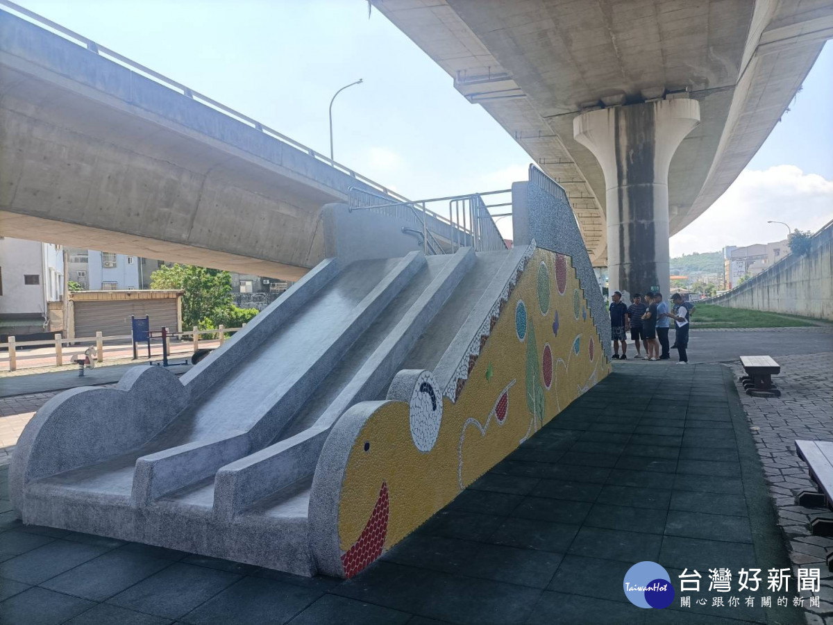 清水中清路橋下「恐龍」溜滑梯