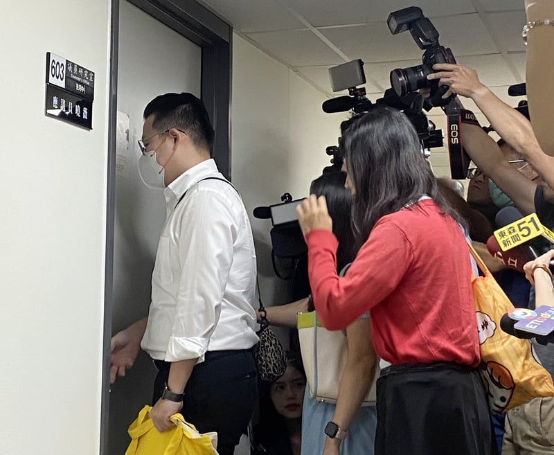 京華城容積案,檢廉28日約談威京集團主席沈慶京、國民黨台北市議員應曉薇等人,上午也前往應曉薇的議會辦公室執行搜索。中央社