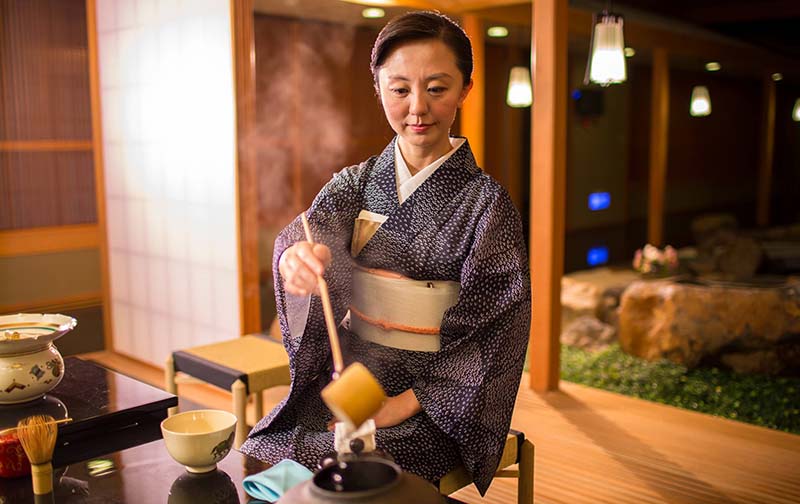 有別於一般跪坐的「坐禮」,本次日本茶道示範展演特別以裏千家第十四代淡々斎所設計的「御園棚」演繹國內較少見的「立禮」形式點茶。攝影/吳德亮