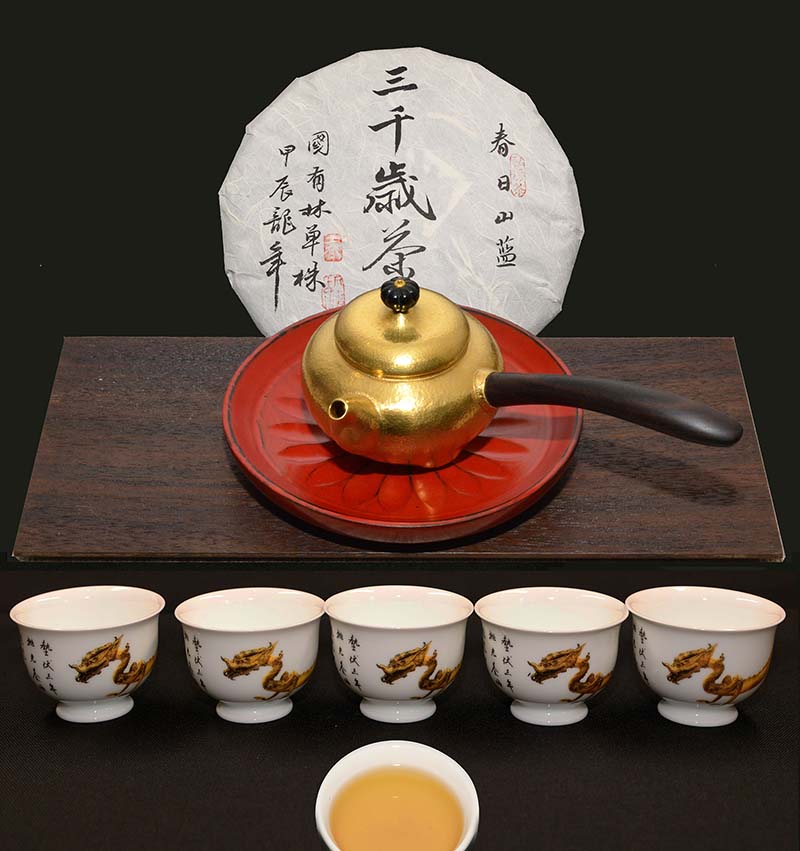 兩岸金銀壺第一人陳念舟大師之9999純金鍛造金壺+景德鎮手拉坏飛龍在天茶甌沖泡保山國有林經雲南省政府立碑存證之3千歲茶王。攝影/吳德亮