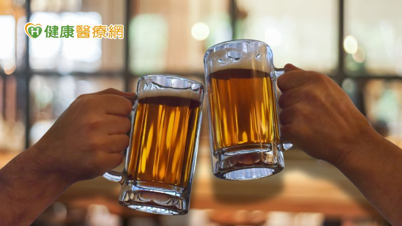 宿醉代表喝太多? 「這些」情況都是飲酒過量的警訊!