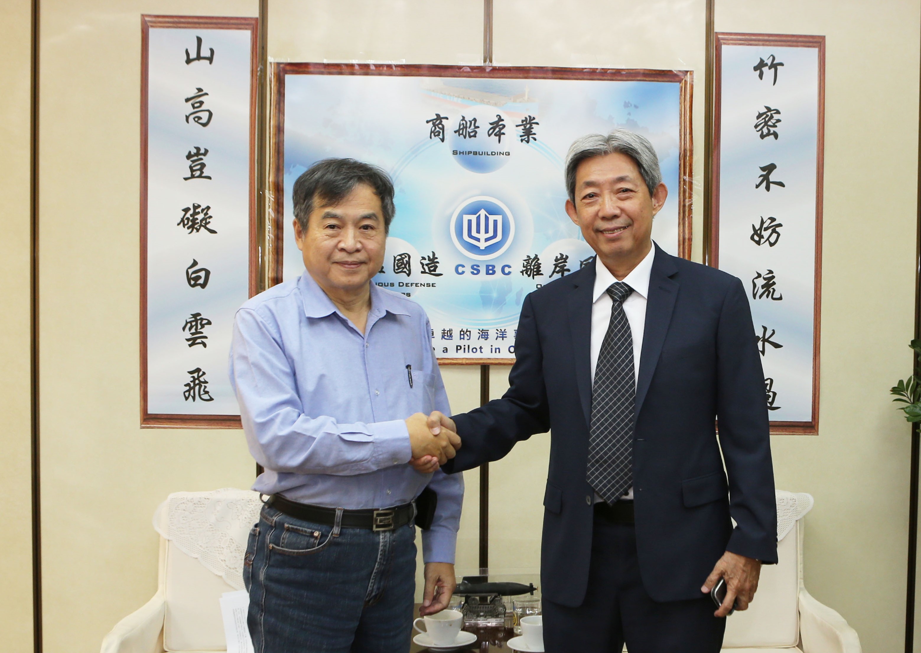 ▲台船公司黃正弘董事長(右)與鄭文隆前董事長(左)交接(記者李堂安翻攝)