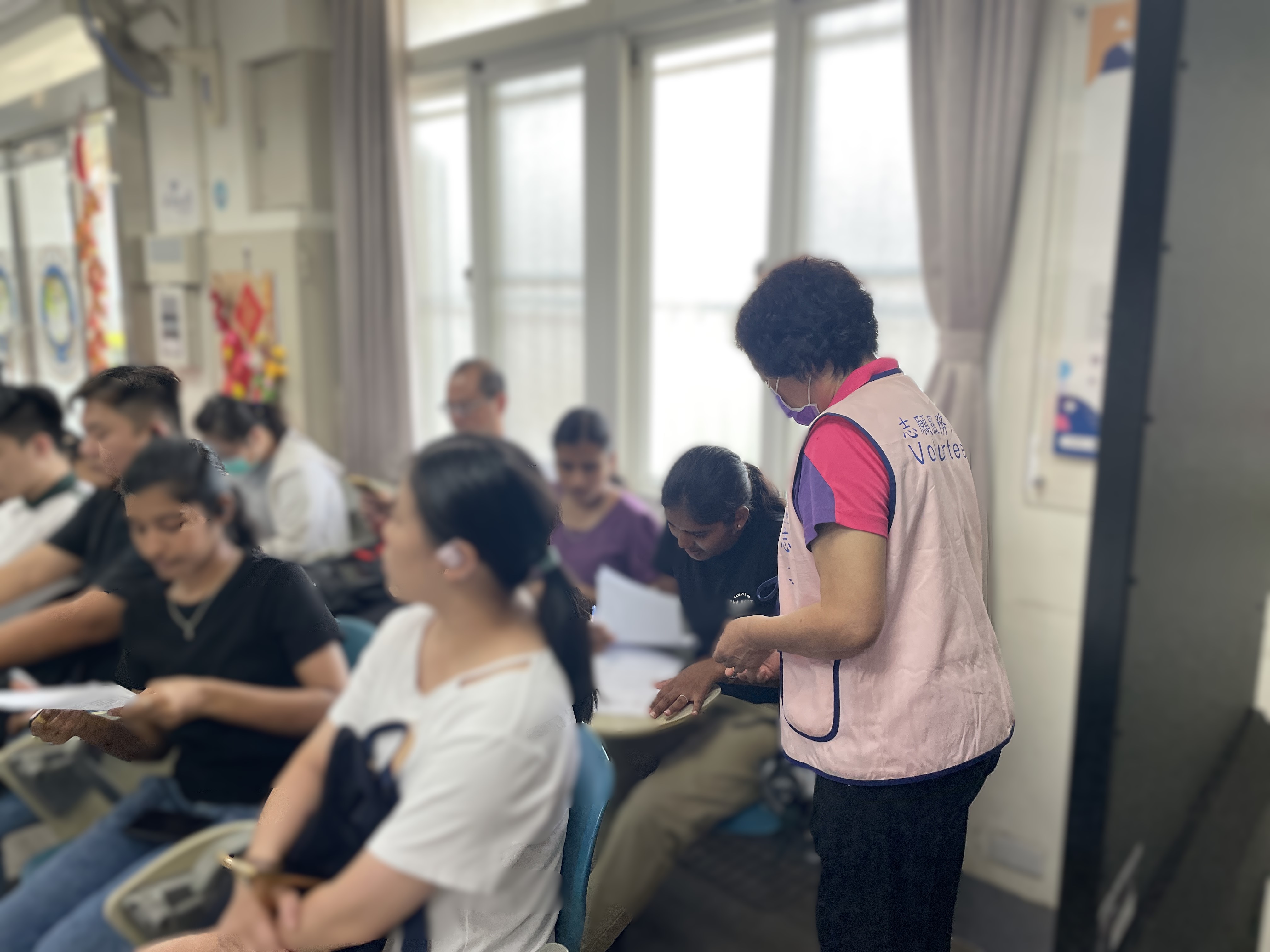 ▲移民署彰化縣服務站績優志工蕭美華18年無私奉獻，熱心服務2500小時，獲內政部頒發三項獎章。（記者張溎壕攝）