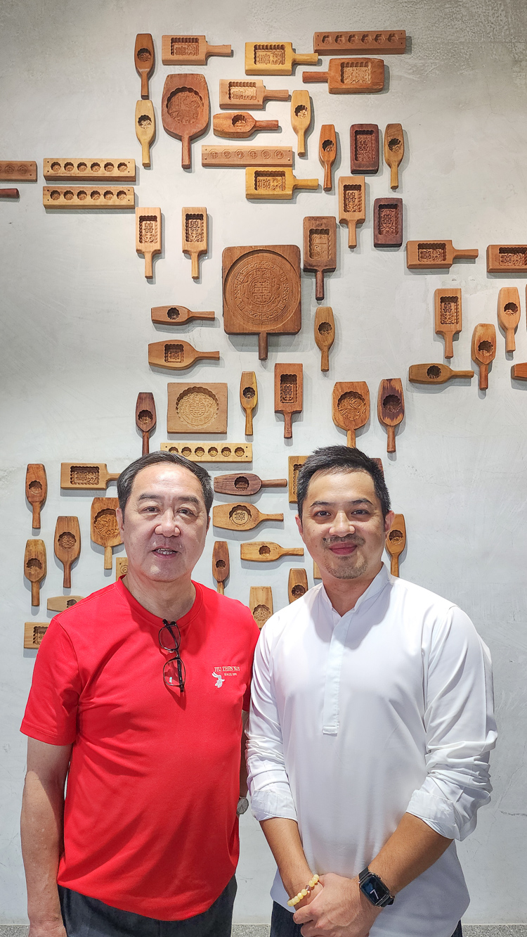▲舊振南食品公司董事長李雄慶（左）、總經理李立元（右）出席《漢餅⬝展 Rich Flavor⬝Rich Tradition》常設展。（圖/記者黃淑貞攝）